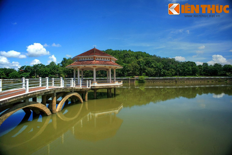 Trong khuôn viên khu mộ có một hồ nước và nhà thủy tạ.