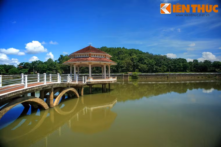 Trong khuôn viên khu mộ có một hồ nước và nhà thủy tạ.