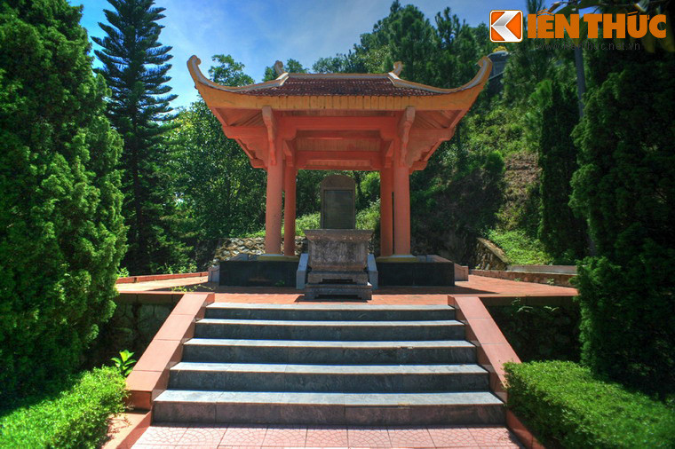 Nhà bia tưởng niệm dưới chân núi Quần Hội.