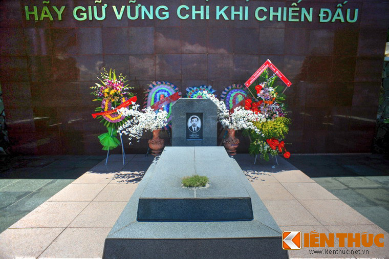 Sau mộ là hàng chữ "Hãy giữ vững chí khí chiến đấu”, lời cố Tổng bí thư nói trước khi trút hơi thở cuối cùng vì đòn tra tấn của thực dân vào ngày 6/9/1931 ở Nhà thương Chợ Quán, Sài Gòn, ở độ tuổi 26.