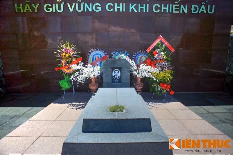 Sau mộ là hàng chữ "Hãy giữ vững chí khí chiến đấu”, lời cố Tổng bí thư nói trước khi trút hơi thở cuối cùng vì đòn tra tấn của thực dân vào ngày 6/9/1931 ở Nhà thương Chợ Quán, Sài Gòn, ở độ tuổi 26.