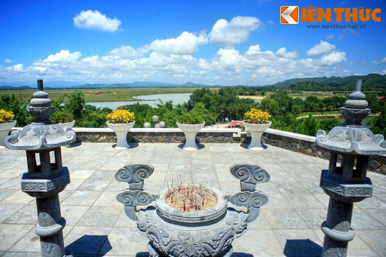 Mộ hướng thẳng ra bến Tam Soa - ngã ba Linh Cảm (nơi giao hòa của sông La, sông Ngàn Sâu và sông Ngàn Phố) - một biểu tượng của vùng địa linh sinh ra nhiều nhân kiệt.