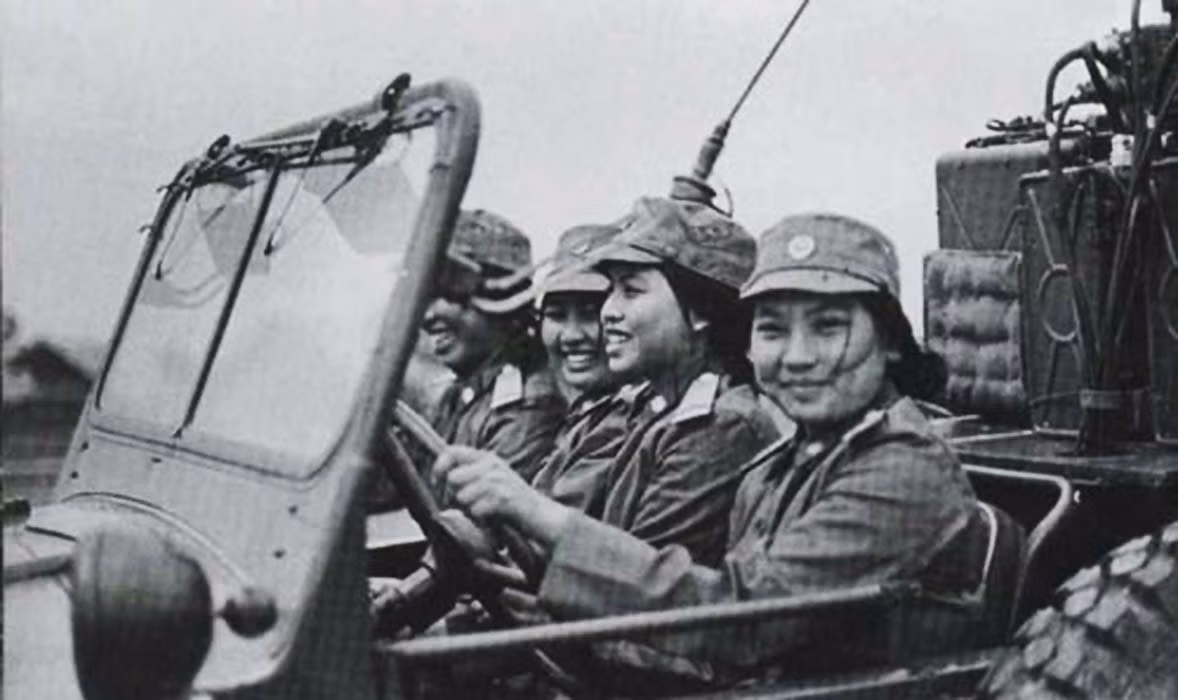 Các nữ chiến sĩ thông tin cơ động.