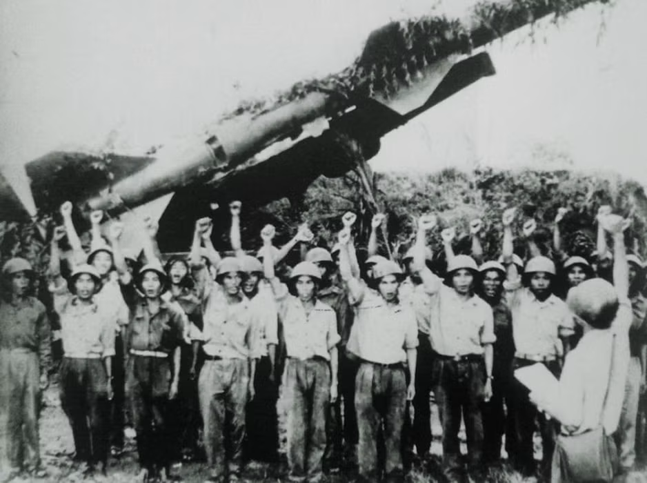 Các chiến sĩ của một đơn vị tên lửa phòng không miền Bắc hô vang lời thề quyết thắng.