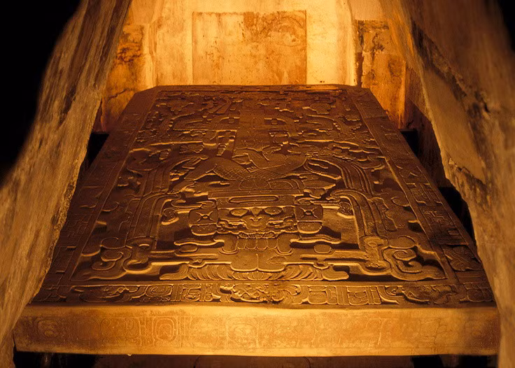 Điều khiến các nhà khảo cổ quan tâm nhất chính là chiếc nắp đậy quan tài đá chạm khắc tinh xảo - được coi là một trong những tác phẩm tiêu biểu nhất của nghệ thuật Maya cổ đại.
