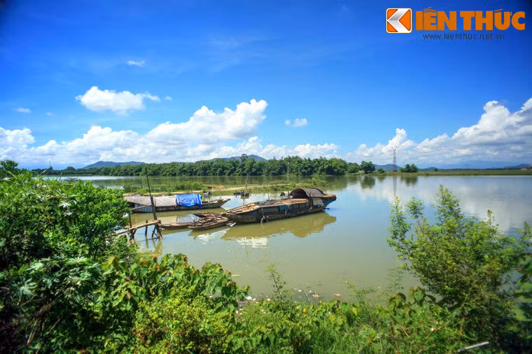 Phong cảnh ở bến Tam Soa phía trước khu mộ.