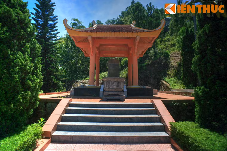 Nhà bia tưởng niệm dưới chân núi Quần Hội.