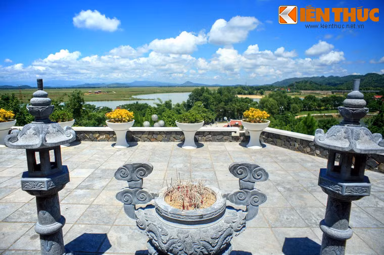 Mộ hướng thẳng ra bến Tam Soa - ngã ba Linh Cảm (nơi giao hòa của sông La, sông Ngàn Sâu và sông Ngàn Phố) - một biểu tượng của vùng địa linh sinh ra nhiều nhân kiệt.