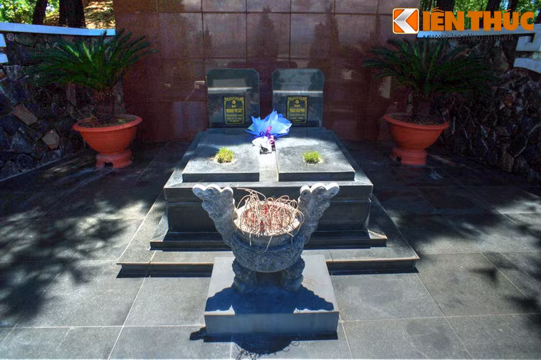 Phía trên mộ cố Tổng bí thư còn ngôi mộ song táng của thân phụ và thân mẫu ông là hai cụ Trần Văn Phố, Hoàng Thị Cát.