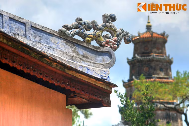 Dưới thời chúa Nguyễn Phúc Chu (1691-1725), vào năm 1714 chùa đã được đại trùng tu chùa với việc xây hàng chục công trình kiến trúc mô như điện Thiên Vương, điện Đại Hùng, nhà Thuyết Pháp, lầu Tàng Kinh, phòng Tăng, nhà Thiền... Ảnh: Toàn cảnh khu vực chính điện của chùa Thiên Mụ.