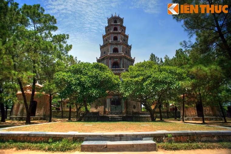 Năm 1844, nhân dịp mừng lễ "bát thọ" của bà Thuận Thiên Cao Hoàng hậu (vợ vua Gia Long, bà nội của vua Thiệu Trị), vua Thiệu Trị kiến trúc lại ngôi chùa một cách quy mô hơn: xây thêm một ngôi tháp bát giác gọi là Từ Nhân (sau đổi là Phước Duyên), đình Hương Nguyện và dựng 2 tấm bia ghi lại việc dựng tháp, đình và các bài thơ văn của nhà vua. Ảnh: Tháp Phước Duyên nhìn từ phía trước.