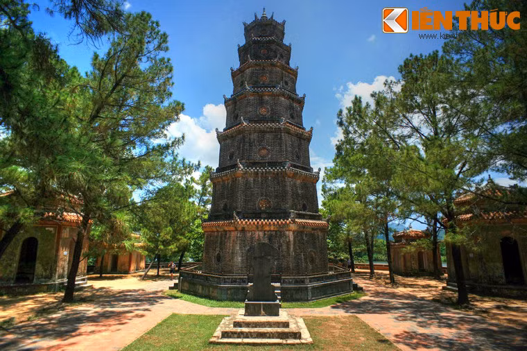 Tháp Phước Duyên là một biểu tượng nổi tiếng gắn liền với chùa Thiên Mụ. Tháp cao 21 m, gồm 7 tầng, mỗi tầng tháp đều có thờ tượng Phật. Bên trong có cầu thang hình xoắn ốc dẫn lên tầng trên cùng, nơi trước đây có thờ tượng Phật bằng vàng. Ảnh: Tháp Phước Duyên nhìn từ phía sau.