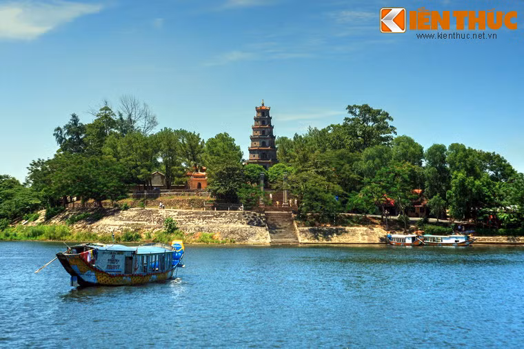 Nằm trên đồi Hà Khê, tả ngạn sông Hương, cách trung tâm thành phố Huế khoảng 5 km về phía Tây, chùa Thiên Mụ là ngôi chùa cổ nổi tiếng bậc nhất của khu vực miền Trung Việt Nam. Ảnh: Toàn cảnh chùa Thiên Mụ nhìn từ hữu ngạn sông Hương.