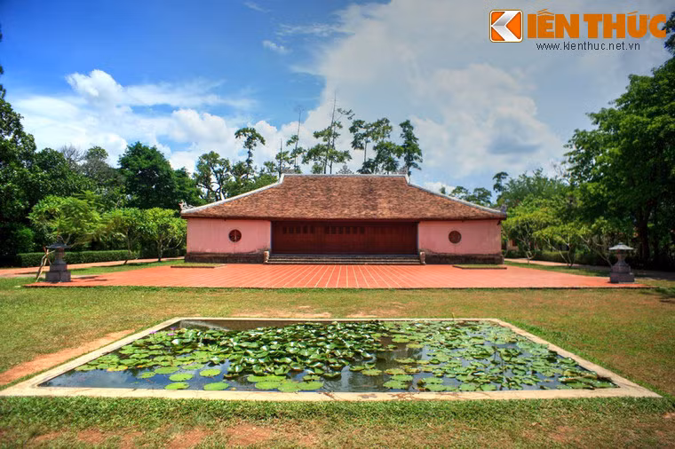 Bên cạnh những công trình kiến trúc độc đáo, chùa Thiên Mụ ngày nay còn là nơi có nhiều cổ vật quí giá không chỉ về mặt lịch sử mà còn cả về nghệ thuật như chuông đồng, những bức tượng Phật, Hộ pháp... hay những hoành phi, câu đối. Ảnh: Bên trong điện Đại Hùng.