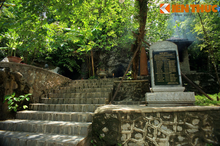 3. Hang Tám Cô là một hang đá nằm trên đường 20 Quyết Thắng - thuộc địa phận huyện Bố Trạch, Quảng Bình. Tương truyền, cái tên hang Tám Cô có từ khi 8 cô gái Thanh niên xung phong đến đây làm nhiệm vụ giữ huyết mạch giao thông trên đường mòn Hồ Chí Minh.