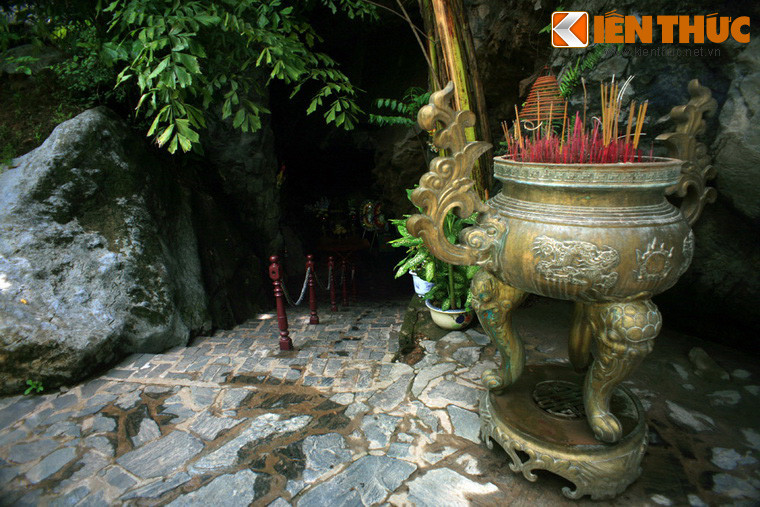 Những câu chuyện ấy đã khiến hang Tám Cô trở thành một địa điểm linh thiêng trên tuyến đường Hồ Chí Minh thời hiện đại. Du khách đi qua đây thường không quên dừng xe lại, vào thắp nén hương...