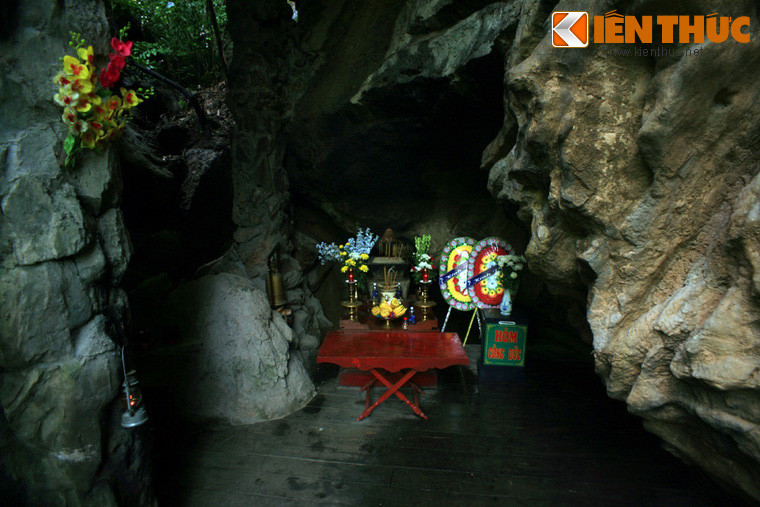 Vào ngày 14/11/1972, có 8 Thanh niên xung phong cùng quê Hoằng Hóa, Thanh Hóa gồm 4 nam và 4 nữ đang làm nhiệm vụ đã vào hang Tám Cô tránh máy bay Mỹ ném bom. Không may bom làm miệng hang đổ sập, cả 8 người hy sinh.