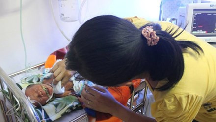 Di ve sinh, ba bau 9x de roi thai xuong bon cau