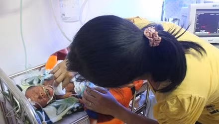 Di ve sinh, ba bau 9x de roi thai xuong bon cau