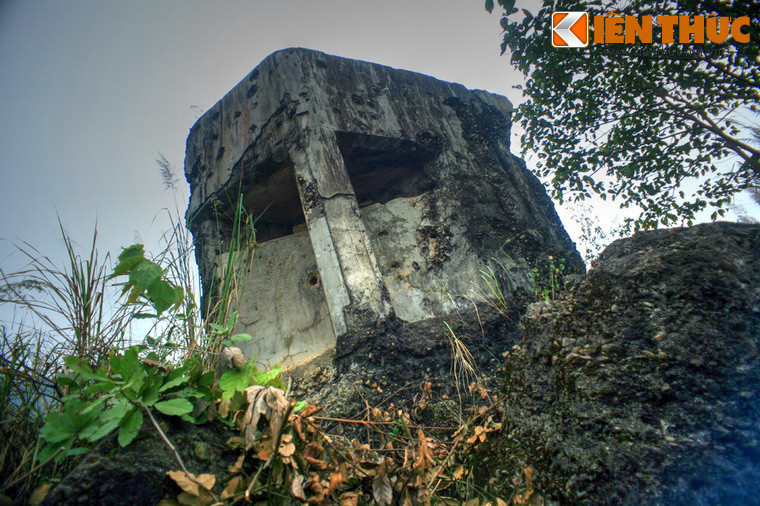 Pháo đài được thiết kế phức tạp với nhiều tầng, phần nổi là những cụm lô cốt kiên cố với lỗ châu mai nhô lên trên đỉnh đồi, trong khi phần chìm là một hệ thống tầng hầm gồm nhiều phòng chức năng như phòng họp, phòng ngủ, nhà bếp, nhà kho...