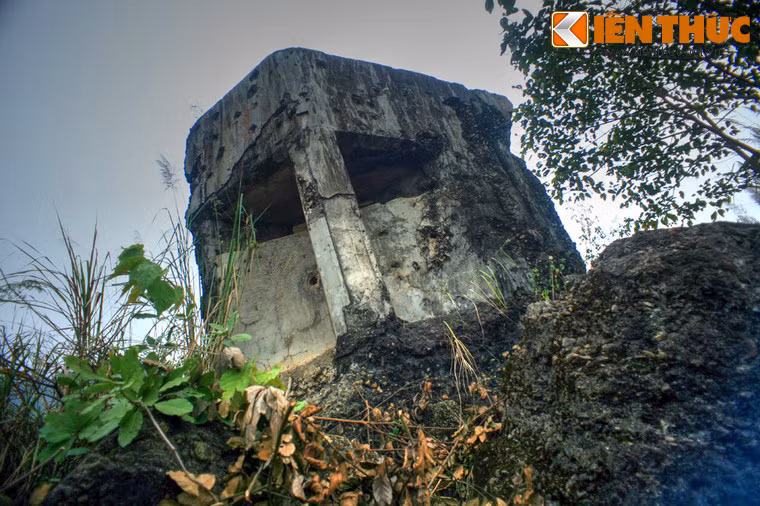 Pháo đài được thiết kế phức tạp với nhiều tầng, phần nổi là những cụm lô cốt kiên cố với lỗ châu mai nhô lên trên đỉnh đồi, trong khi phần chìm là một hệ thống tầng hầm gồm nhiều phòng chức năng như phòng họp, phòng ngủ, nhà bếp, nhà kho...