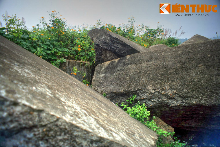 Trong thời gian chống thực dân Pháp, pháo đài Đồng Đăng là một cứ điểm bất khả xâm phạm. Nhiều lần quân dân ta đánh chiếm pháo đài nhưng đều không thành. Mãi đến năm 1944 – 1945, lợi dụng Nhật đảo chính Pháp, quân dân ta được lệnh khởi nghĩa mới chiếm được pháo đài. Tuy nhiên, sau khi Pháp quay trở lại đô hộ nước ta năm 1946, chúng đã chiếm lại pháo đài.