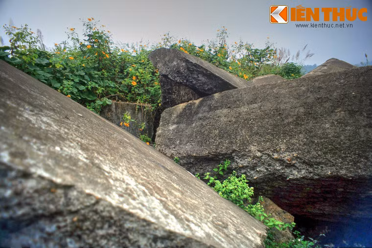 Trong thời gian chống thực dân Pháp, pháo đài Đồng Đăng là một cứ điểm bất khả xâm phạm. Nhiều lần quân dân ta đánh chiếm pháo đài nhưng đều không thành. Mãi đến năm 1944 – 1945, lợi dụng Nhật đảo chính Pháp, quân dân ta được lệnh khởi nghĩa mới chiếm được pháo đài. Tuy nhiên, sau khi Pháp quay trở lại đô hộ nước ta năm 1946, chúng đã chiếm lại pháo đài.