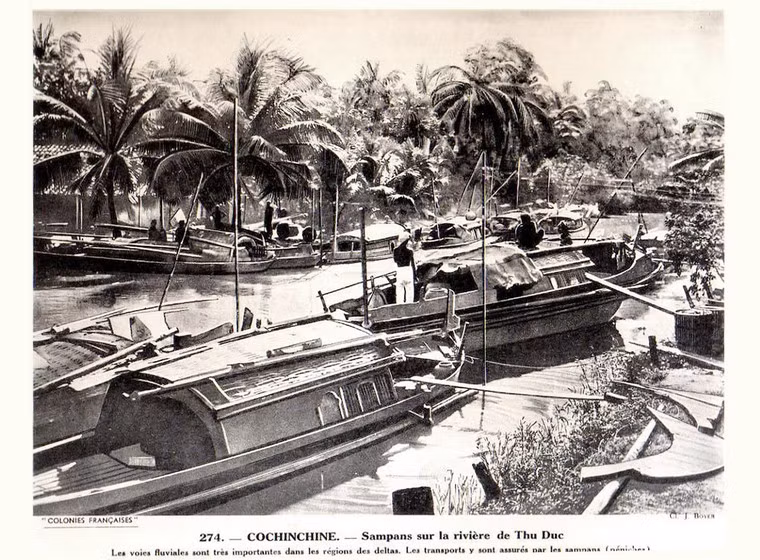 Thuyền bè trên sông Thủ Đức.