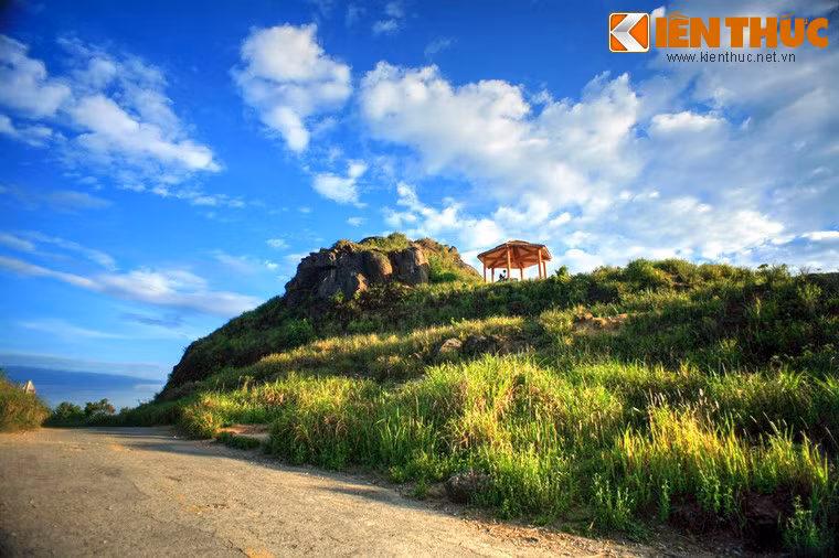 Nằm ở độ cao 700m so với mực nước biển, Bàn Cờ là một trong những đỉnh núi cao nhất bán đảo Sơn Trà. Ngày nay việc lên đây khá thuận lợi với những con đường bê tông nhỏ uốn lượn men theo triền núi. Ảnh: Đoạn đường chạy qua đỉnh Bàn Cờ.