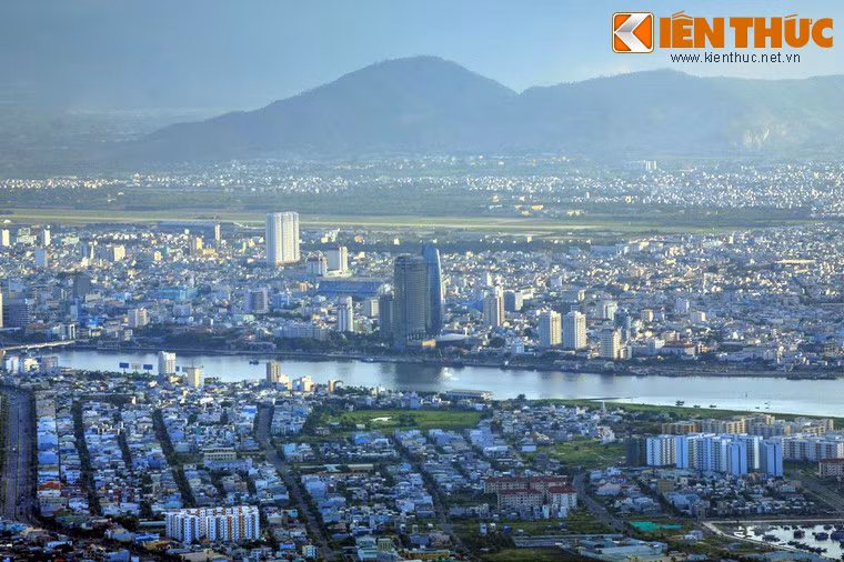 Cảnh đẹp ở đỉnh Bàn Cờ khiến nhiều lữ khách không khỏi luyến tiếc khi phải rời khỏi nơi đây. Ảnh: Khu vực trung tâm TP Đà Nẵng nhìn từ đỉnh Bàn Cờ.