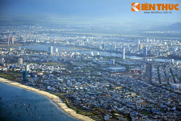 Đó là toàn cảnh thành phố Đà Nẵng hiện ra bên bờ biển xanh ngắt.