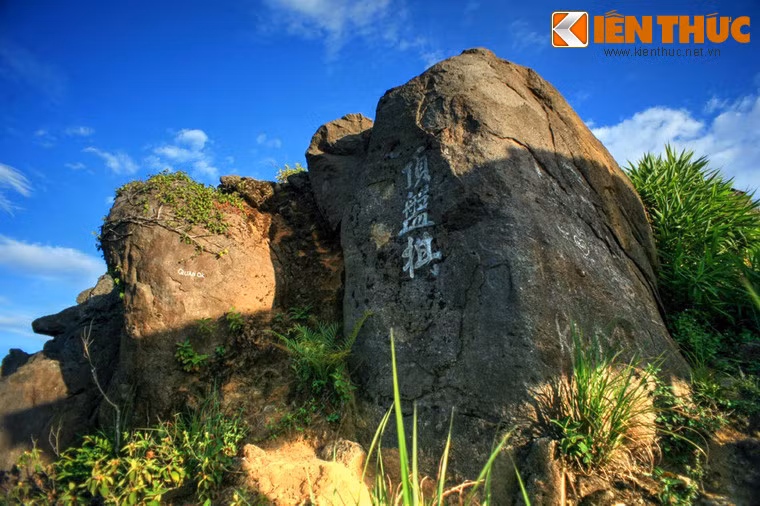 Tên gọi của đỉnh núi này có nguồn gốc rất thú vị. Tương truyền, có hai vị tiên ông ngồi đánh cờ ở nơi đây trong nhiều ngày vẫn bất phân thắng bại.