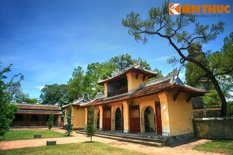 Bên cạnh những công trình kiến trúc độc đáo, chùa Thiên Mụ còn là nơi có nhiều cổ vật quý giá về lịch sử và nghệ thuật như chuông đồng, những bức tượng Phật, Hộ pháp, hoành phi, của mỗi du khách khi đến thăm xứ Huế.