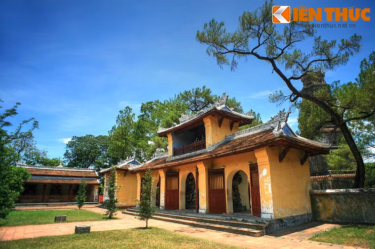 Bên cạnh những công trình kiến trúc độc đáo, chùa Thiên Mụ còn là nơi có nhiều cổ vật quý giá về lịch sử và nghệ thuật như chuông đồng, những bức tượng Phật, Hộ pháp, hoành phi, của mỗi du khách khi đến thăm xứ Huế.