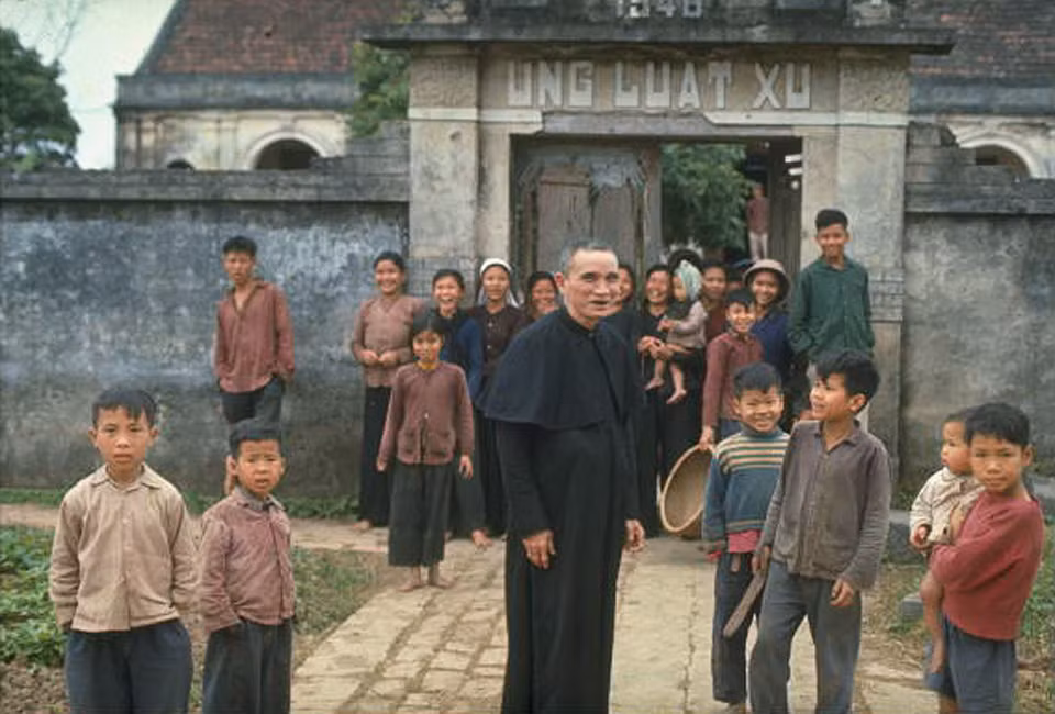 Cha xứ với một số giáo dân của mình ở Ninh Bình.