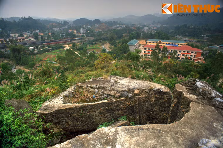 Nằm ở một vị trí chiến lược cách cửa khẩu Việt - Trung 2km, pháo đài là một hệ thống lô cốt rất vững chắc do Pháp xây dựng từ năm 1939 đến năm 1941 để không chế một khu vực rộng lớn tiếp giáp với biên giới Trung Quốc.