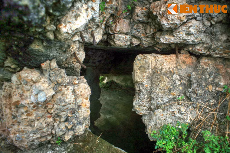 Ngày 17/2/1979, khi quân Trung Quốc đồng loạt nổ súng xâm lược, hàng trăm người dân Đồng Đăng chạy lên đây trú ẩn và cùng các chiến sĩ C5 chiến đấu, lo công tác hậu cần.