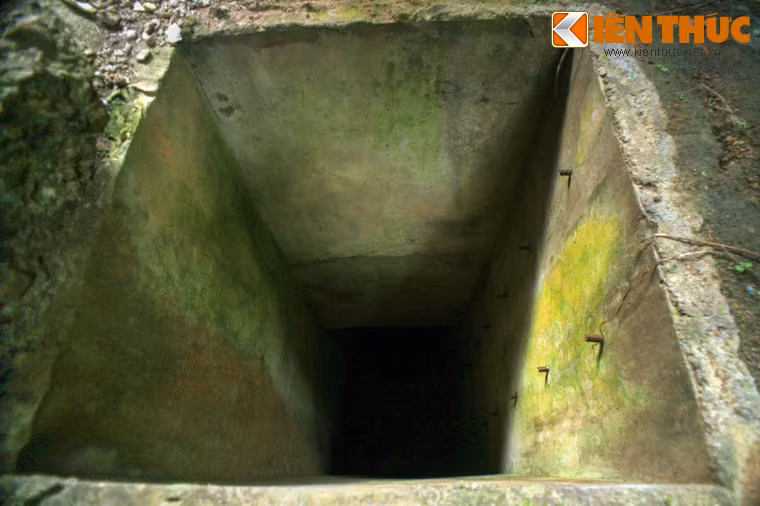 Sau hơn một tuần giáo chiến, do lực lượng bị tổn thất, các chiến sĩ C5 phải rút dần vào trong pháo đài. Địch đã tiếp cận đường hầm, đặt thuốc nổ giật sập cửa vào hầm ngầm, dùng lựu đạn cay thả xuống hầm qua các lỗ thông hơi, dùng cả súng phun lửa phun vào các ngách hầm.