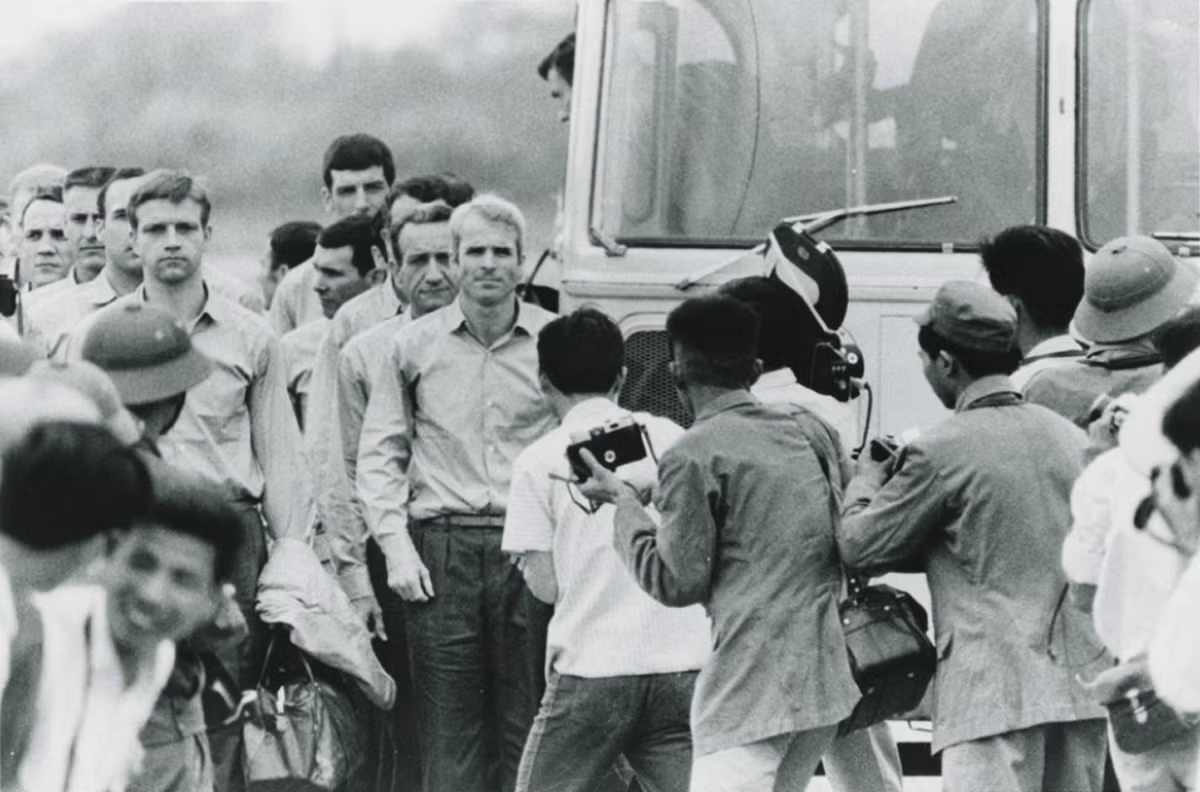 Các công Mỹ được trả tự do chuẩn bị lên máy bay tại sân bay Gia Lâm năm 1967.