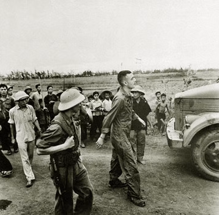 Áp giải phi công Hayden Lockhardt về nơi giam giữ.