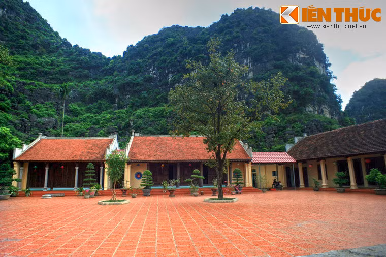 Chùa có lịch sử hình thành từ thế kỷ 10 dưới thời vua Đinh Tiên Hoàng và là một trong những chùa cổ thời Đinh - Lê nằm trong khuôn viên kinh thành Hoa Lư còn tồn tại đến ngày nay.