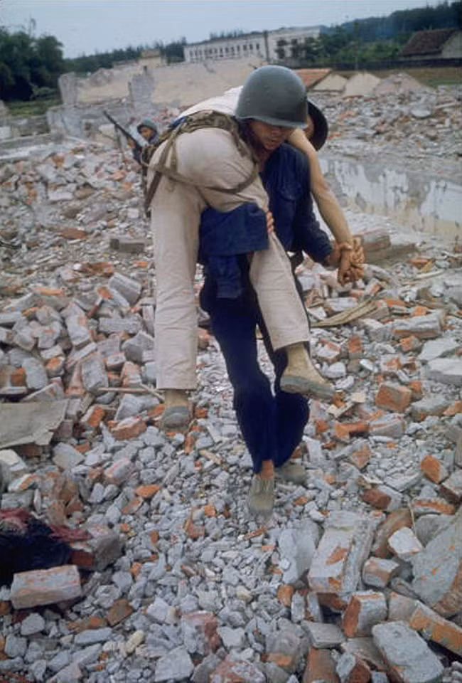 Dân quân Hà Nội diễn tập cứu thương khi bị không kích.