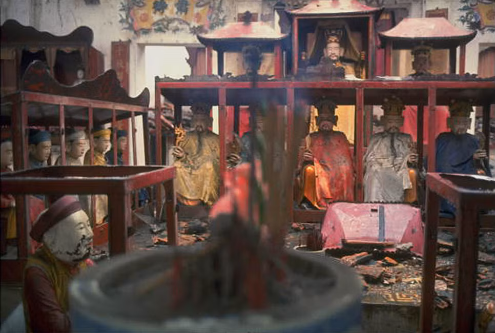 Những tượng Phật còn lại của ngôi chùa sau trận bom.