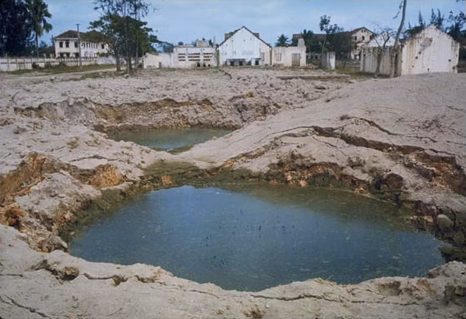 Những hố bom ngập nước tại Nam Định.