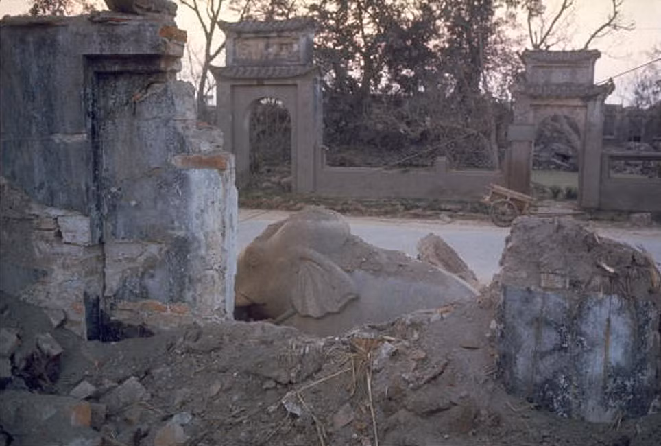 Chùa Phúc Lâm ở Hà Nội đổ nát do trúng bom.