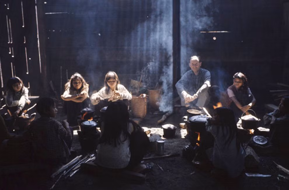 Các thiếu nữ trong gian bếp của một trường dòng do người Pháp sáng lập tại Đà Lạt.