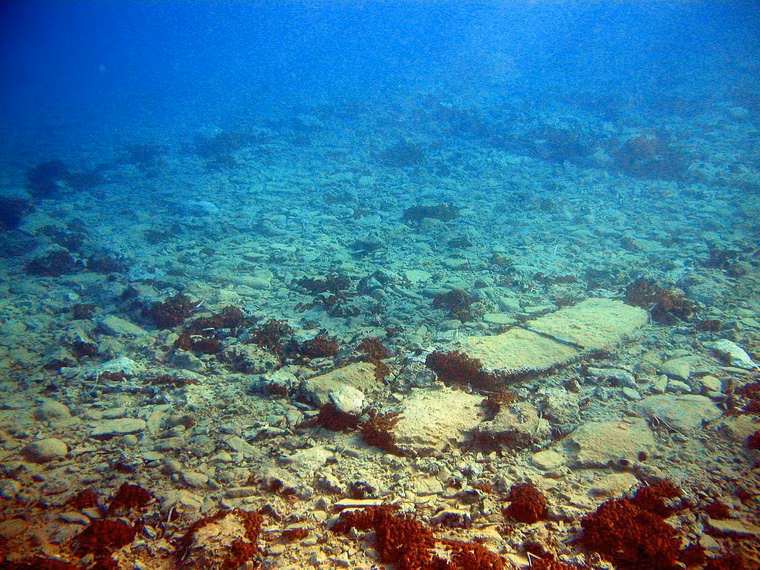 Những tàn tích còn sót lại của thành phố là nền móng những tòa nhà, đường phố, đền đài cùng với khoảng 37 ngôi mộ đá, trải rộng trên diện tích khoảng 9.000 m2.