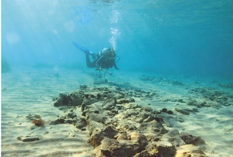 Các nhiên cứu cho thấy thành phố này đã hình thành trong thời kỳ Mycenaean, có niên đại vào khoảng năm 1600 - 1150 TCN.
