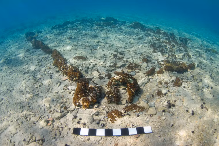 Thành phố này có thể đã bị nhấn chìm vào khoảng năm 1.000 TCN bởi những trận động đất liên tiếp mà khu vực này phải chịu đựng.