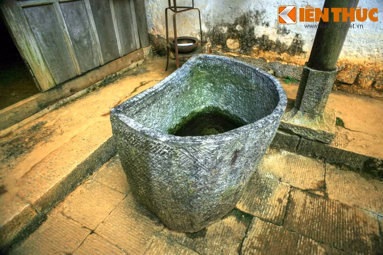 Bồn có hình bán nguyệt, chiều dài khoảng 1 mét, rộng nửa mét, thành dày 5cm, được tạc từ một tảng đá lớn tìm thấy trong vùng.